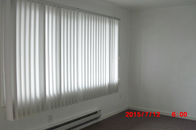 Living room - 13610 Ambaum Blvd SW Apartment Unit 3