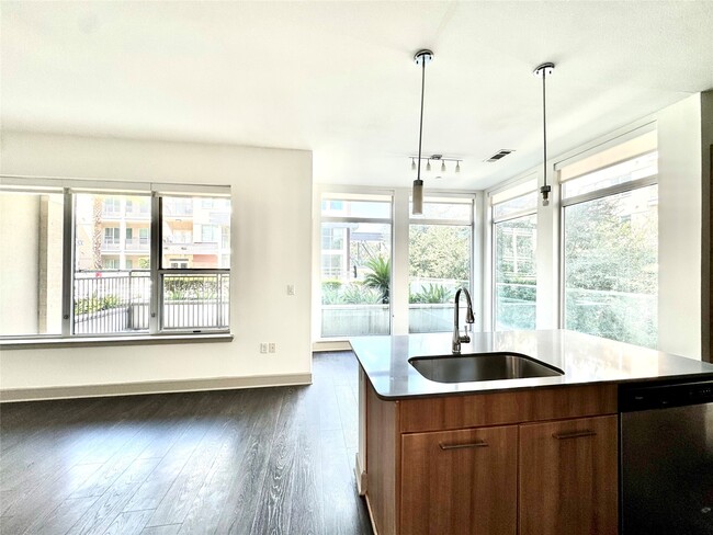 Building Photo - 2111 Westheimer Rd Unit 1226