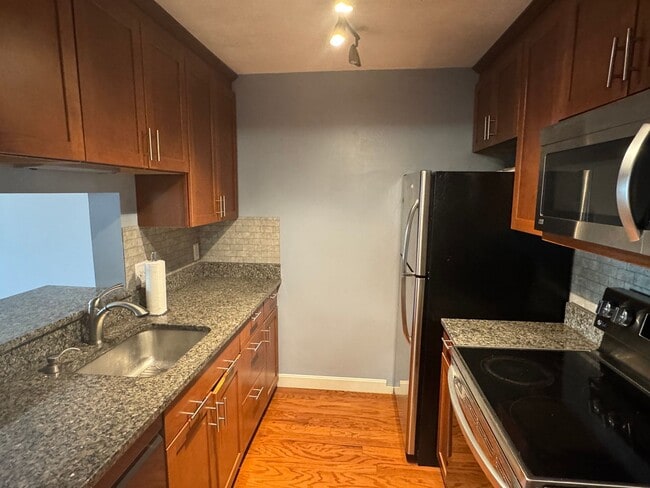 Renovated Two-Bedroom Condo In Manchester - Renovated Two-Bedroom Condo In Manchester Unit 203