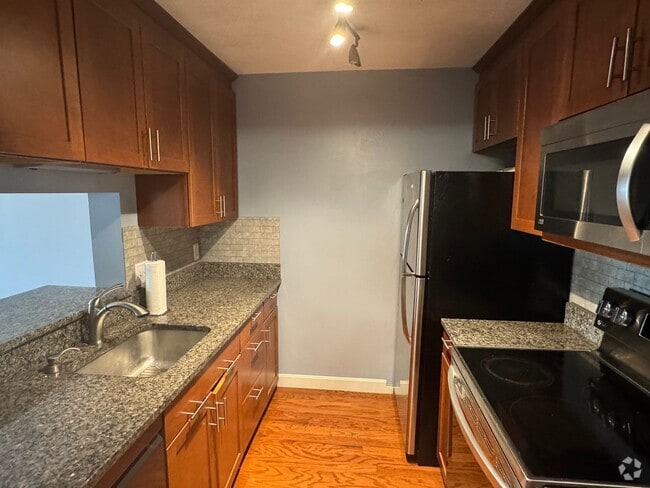 Building Photo - Renovated Two-Bedroom Condo In Manchester Unit 203