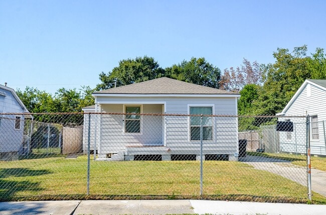 Photo - 8153 Lenore St