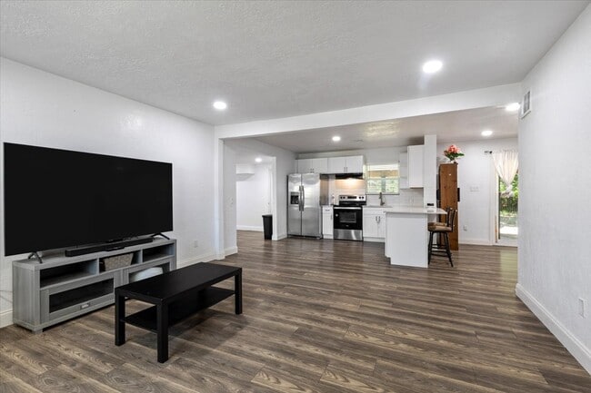 Photo - 122 NE Angus St