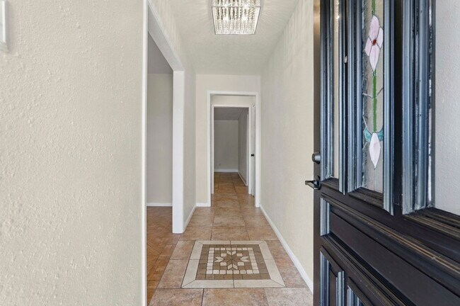 Photo - 2518 Henderson Ln