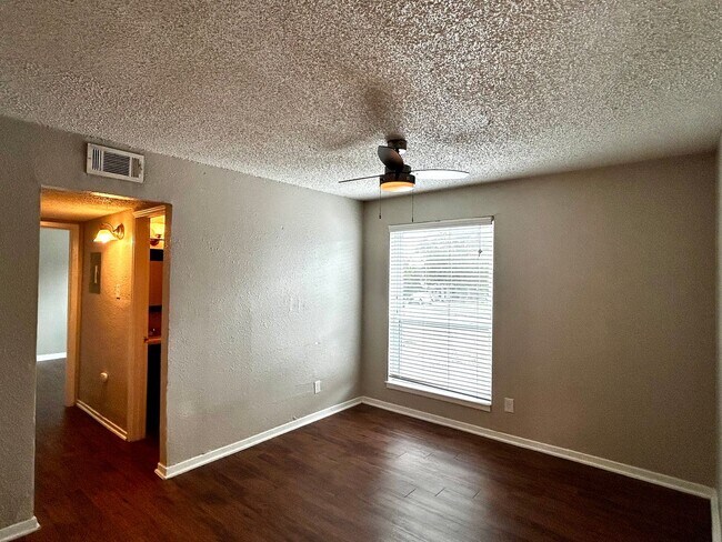 Photo - 2401 Manor Rd Unit 112