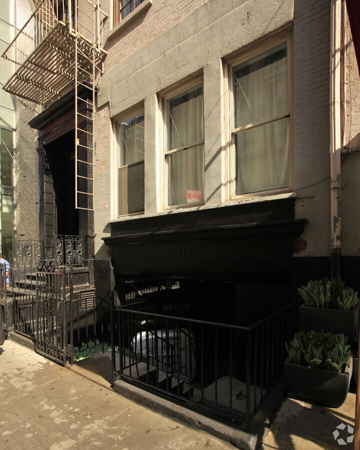 Photo - 11 E 12th St