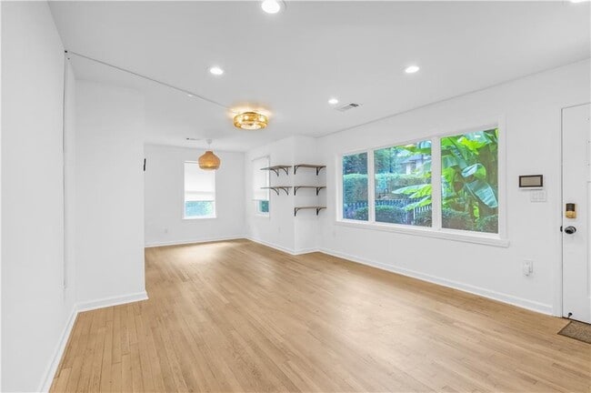 Photo - 844 Deckner Ave SW