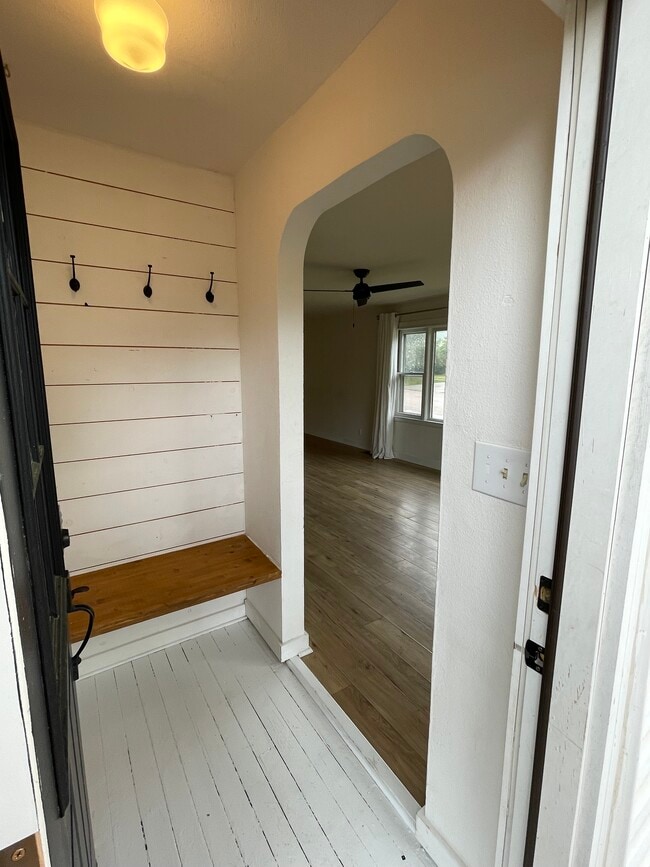 Photo - 831 Saint James St