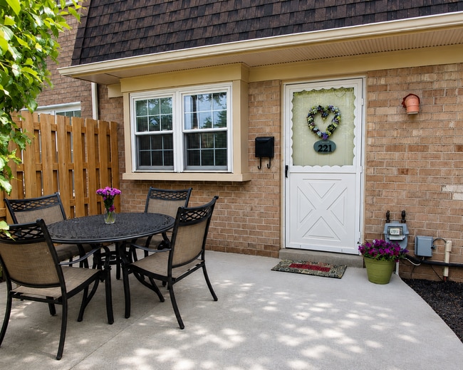 Photo - 221 Arbour Ct