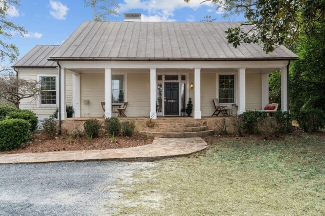 Photo - 2050 Midland Rd