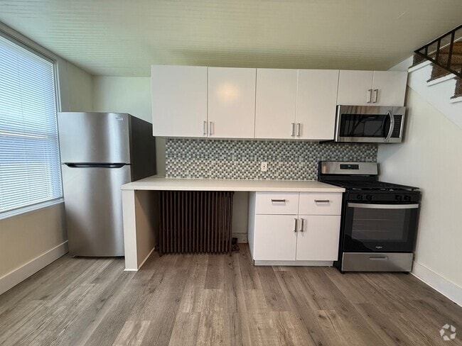 Building Photo - Updated 3 BR 2 Full Bath house w/ Yard!