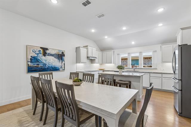 Photo - 685 Coleman St