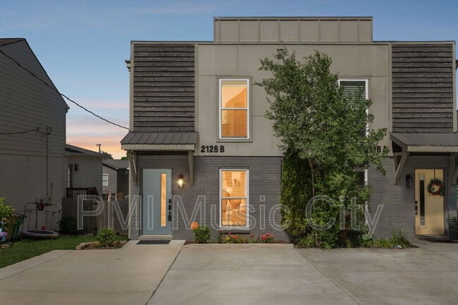 Photo - 2126B Burns St