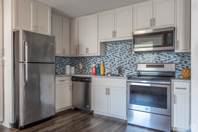 1 BR, 1 BA - 640 SF