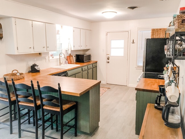 Photo - Adorable furnished 3 bed 1 bath