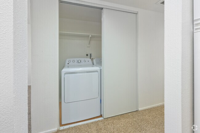 2BR, 2BA - 980SF - Laundry