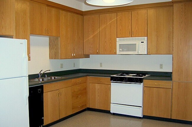 Photo - COMING SOON Spacious 5bdr/2bath units available for a lease ending May 30. Building is located at... Unidad B
