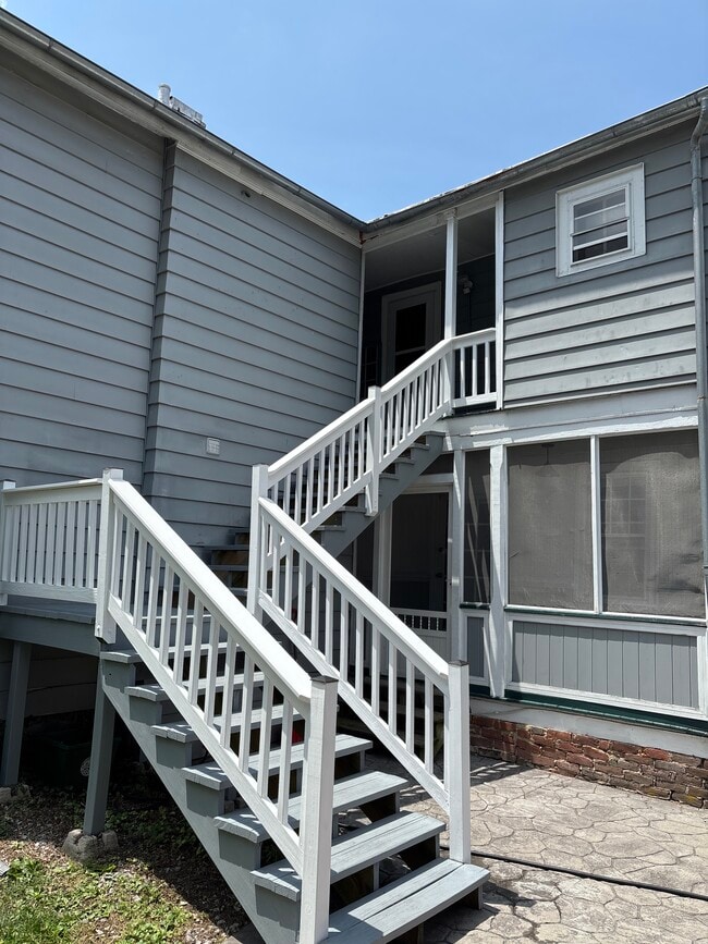 Building Photo - 401 N Augusta St Unit C