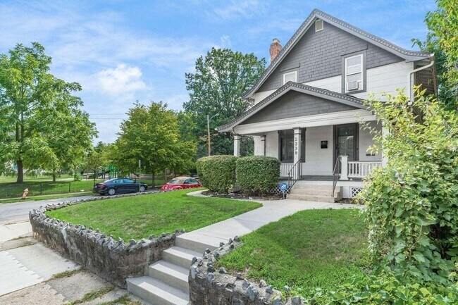 Photo - 2339 Summit St