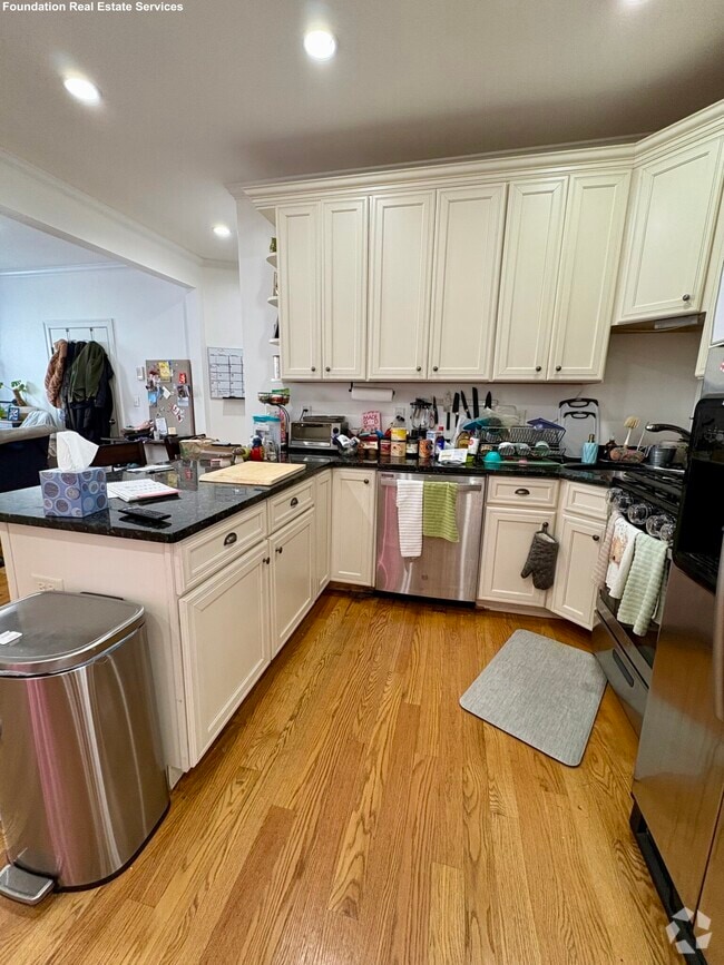 Building Photo - 20 Armstrong St Unit 3 Rental