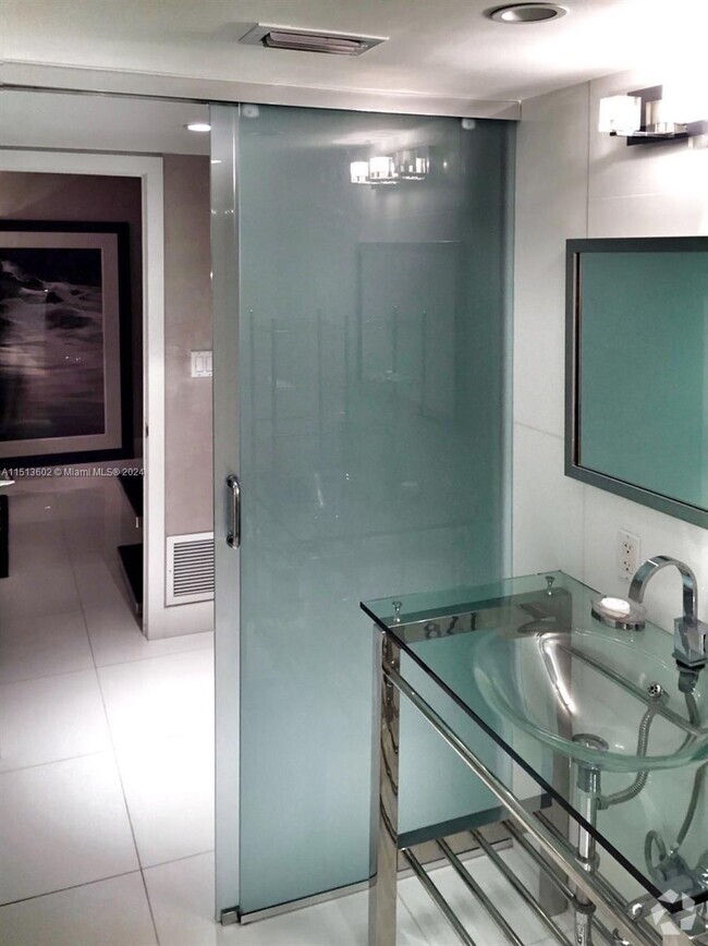 Building Photo - 2301 Collins Ave Unit 1507 Rental