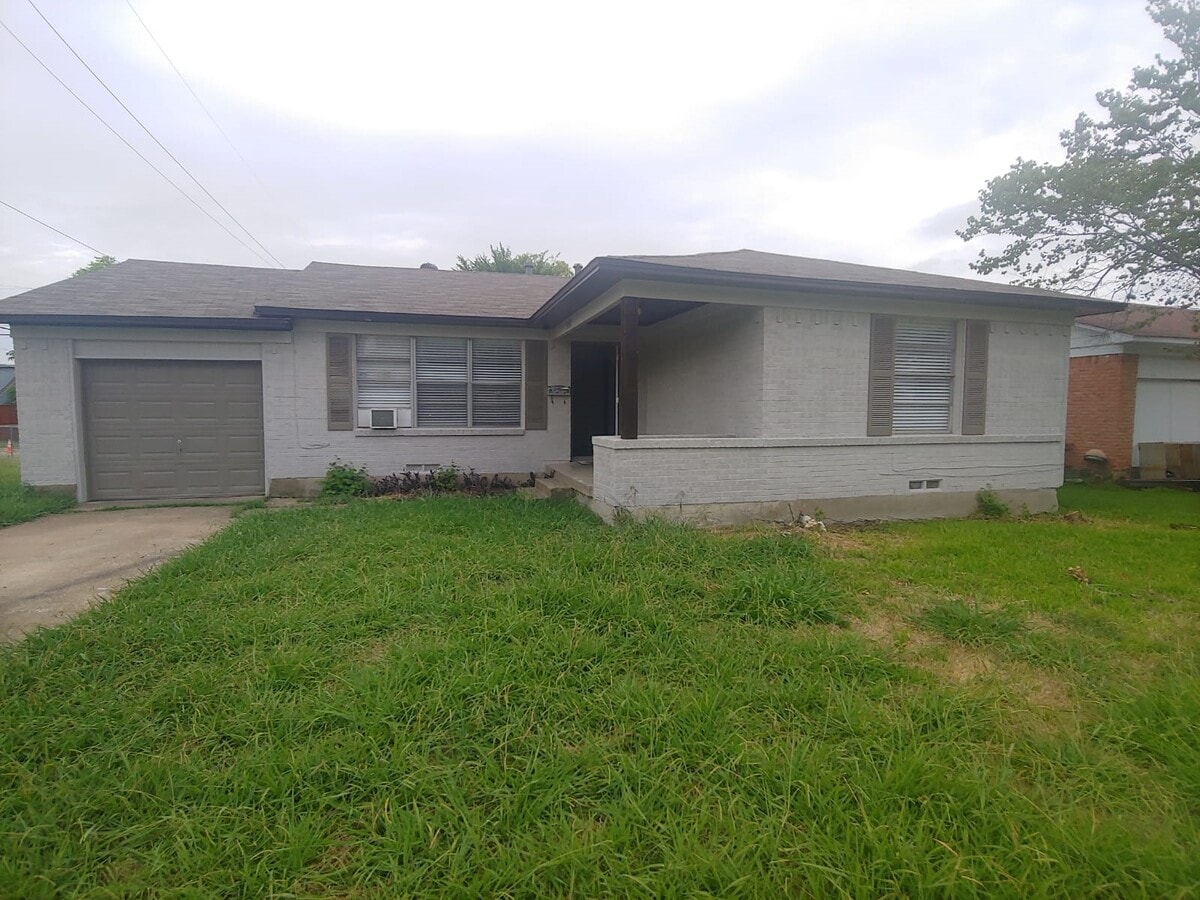 Photo - 3537 Hilton Dr House