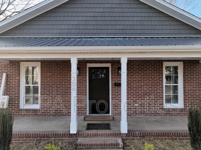 Building Photo - 306 S 1st St