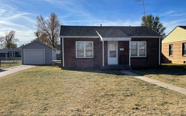 Building Photo - 2 Bedroom, 1 Bathroom House with Detached ...