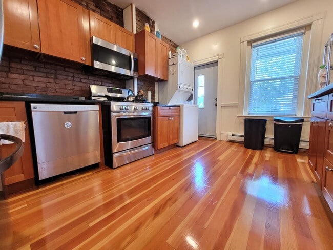 Building Photo - 3 Mark St Unit 3