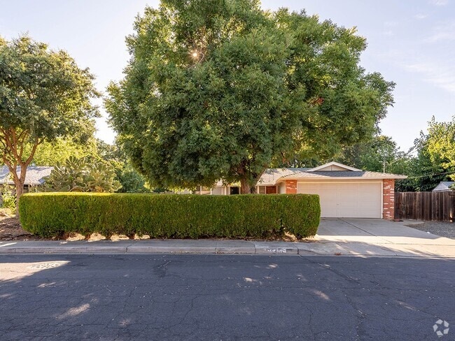 Building Photo - Single Level Ranch Home In Desirable Clayt...