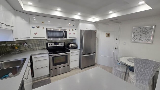 Building Photo - 1301 NE Miami Gardens Dr Unit 425W Rental