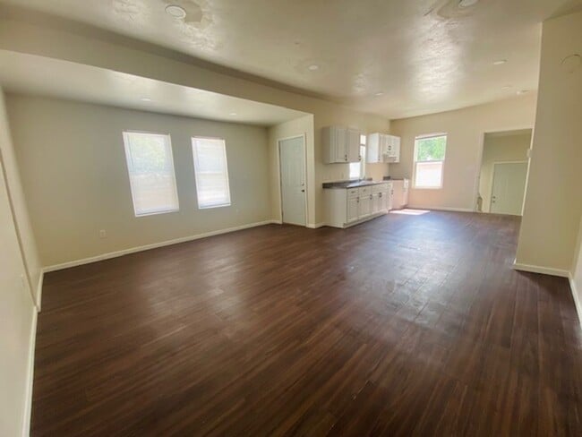 Photo - 1172 E Walnut St