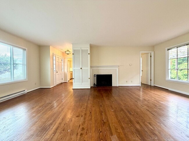 Photo - Stunning Two-bedroom In SW Portland~ Great Natural Light~ Two Wood Burning Fireplaces~ Garage wit... Unidad 5272