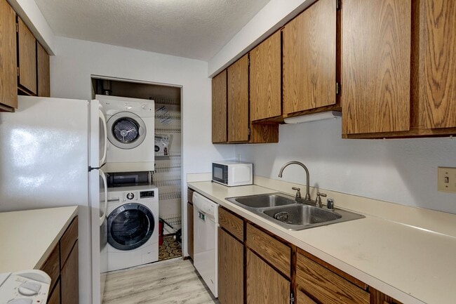 Photo - Charming 2-Bedroom Condo with Balcony – Prime Location!