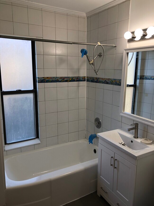 Bathroom - 4546 N Hermitage Ave Unit 2