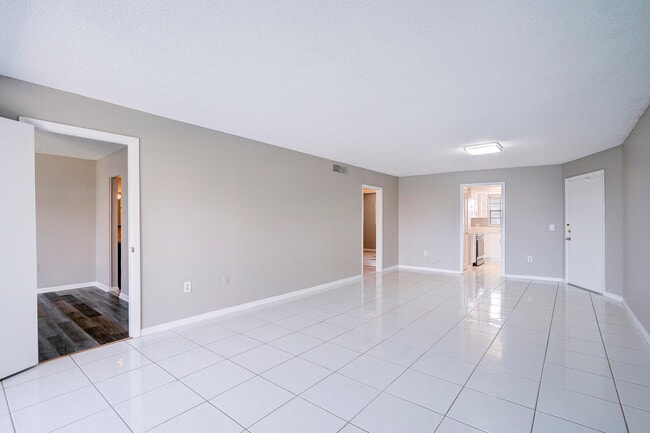 Photo - 410 Wilma Cir Unit 303