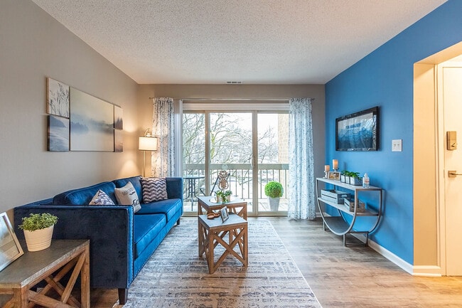 Dakota - Living Room - Ridgewood Apartments