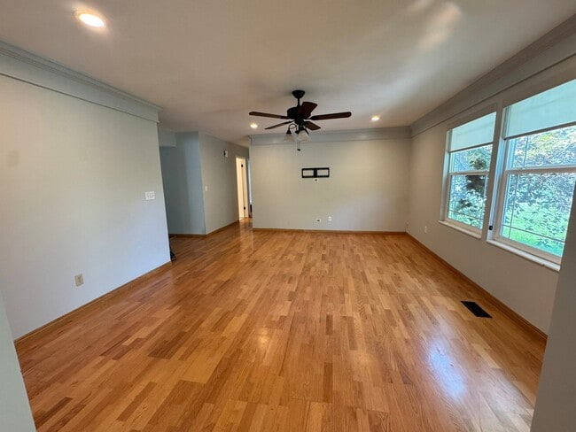 Photo - 992 Halcyon Dr