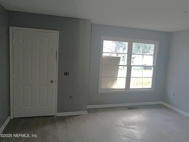 Photo - 1568 Hatley St W