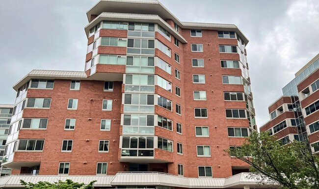 Building Photo - Amazing 1 Bedroom 1 Bathroom Condo With Su...