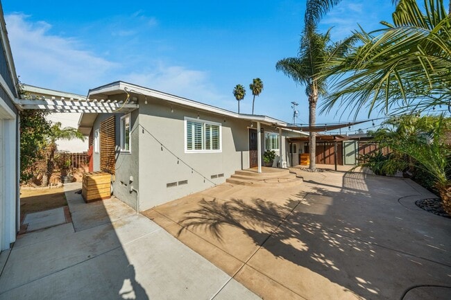 Building Photo - Imperial Beach House Stunning  2 bed /1 bath Duplex w Garage, Yard, + A/C