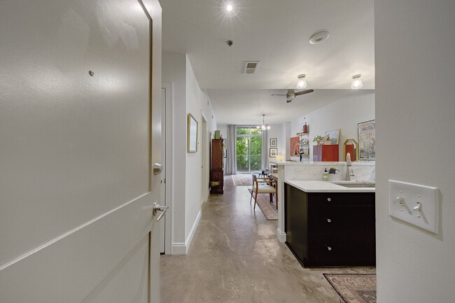 Photo - 905 Juniper St NE