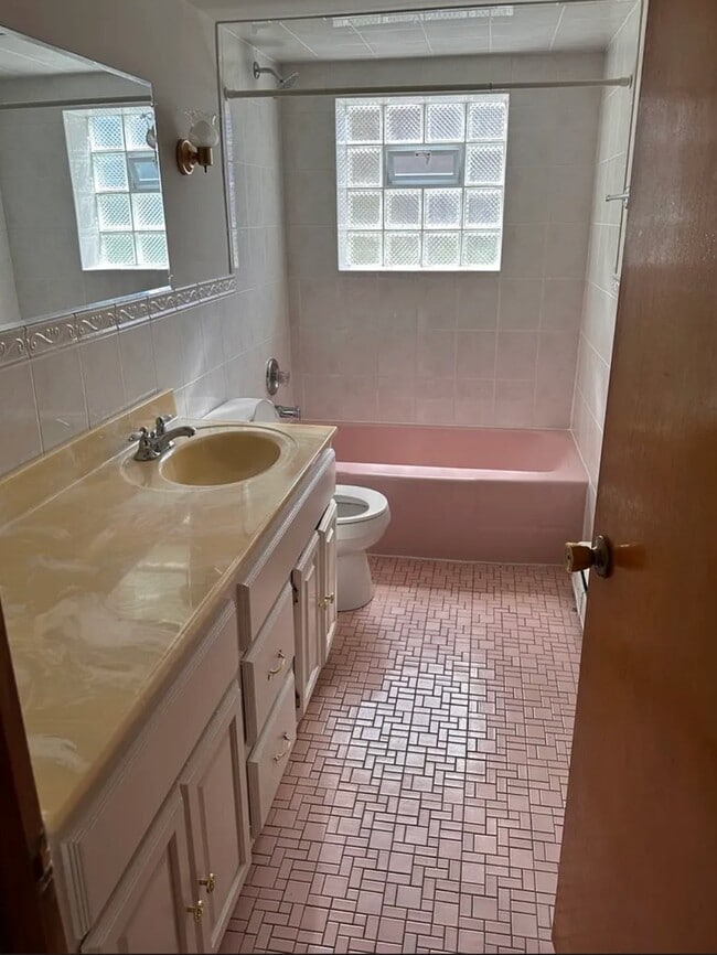 Photo - 2555 N Nordica Ave Unidad 2