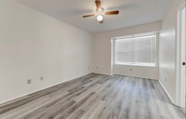 Photo - 16221 Edgemere Dr