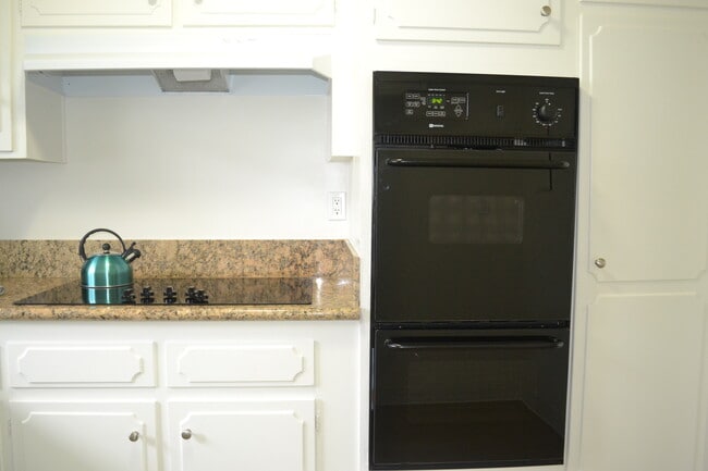 Kitchen with Ceramic Cooktop & Double Oven - The Continental Arcadia