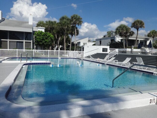 1555 Tarpon Center Dr