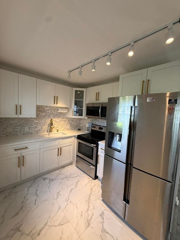Building Photo - 389 Fanshaw J Unit 389