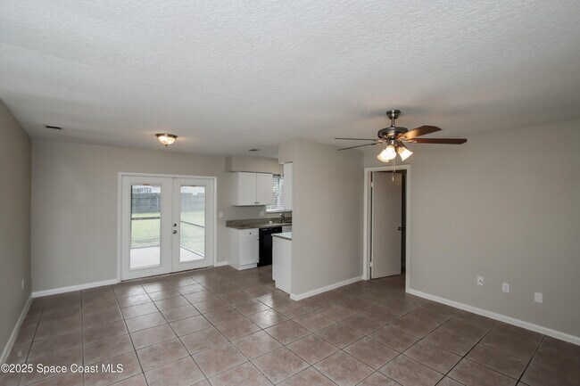 Photo - 1130 Emerald Rd SE