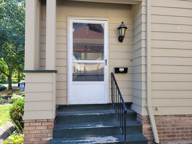 Enclosed 3 season front porch - 469 Maplewood Ave Unit 469MaplewoodAve