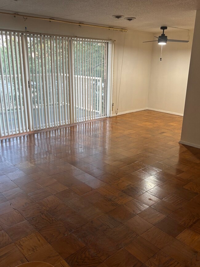 Building Photo - 2616 Redcoat Dr Unit 2-DHuntington