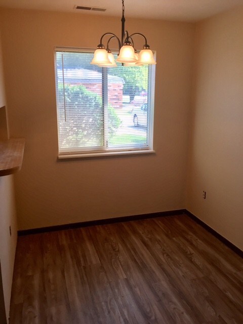 Dining Area - 3428 W Richwoods Blvd